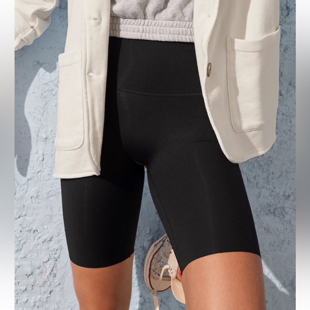OFFLINE By Aerie Goals 9” High Rise Bike Short in Black color